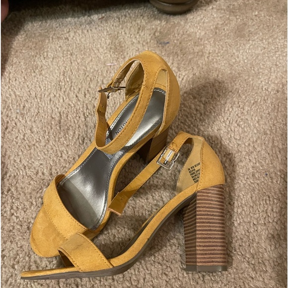 Heels size 5 - Picture 2 of 2